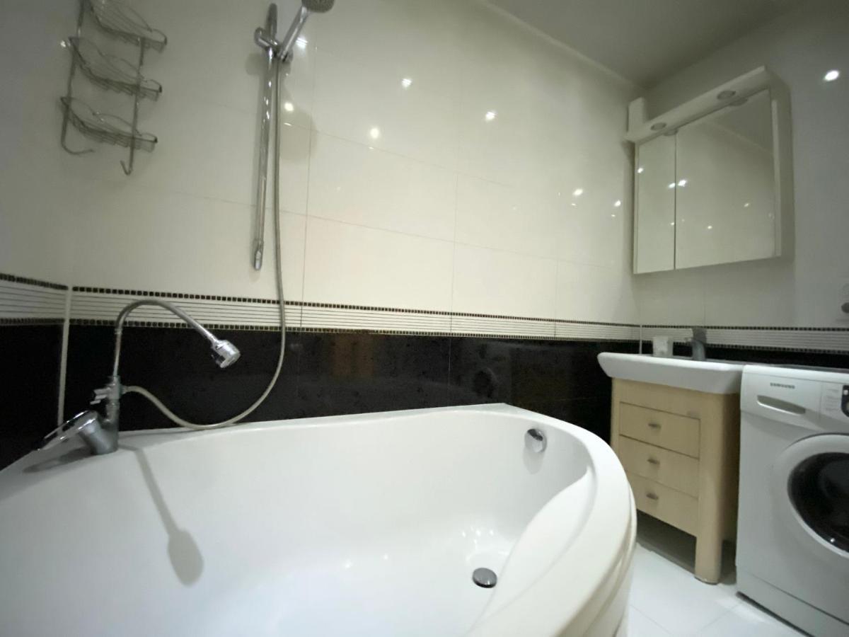 Beautiful 1-Bedroom Near Most City Center Dnipro Exterior foto